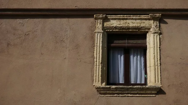 Vieja Ventana Contra Fondo Fachada Marrón — Foto de Stock