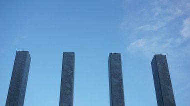 Çelik parmaklıkları mavi gökyüzü arkaplanına kapat