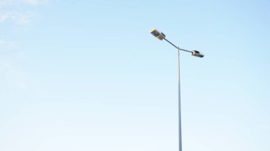 şehir ışığı boş mavi gökyüzü arkaplanına karşı gündüz
