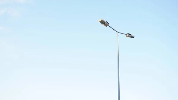 şehir ışığı boş mavi gökyüzü arkaplanına karşı gündüz