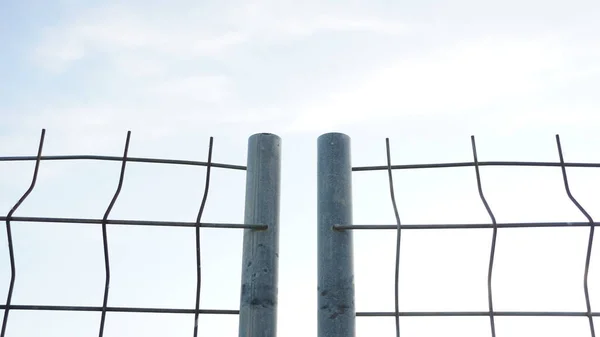 Közeli Kerítés Részlet Ellen Kék Háttér — Stock Fotó