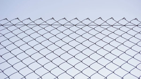 Закрыть Забор Голубом Фоне Неба — стоковое фото