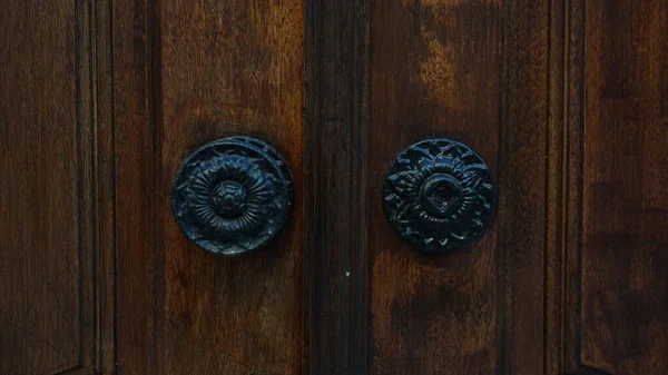 Παλιά Μάντρα Σπίτι Κλειδαριές Έναντι Ξύλινο Φόντο Πόρτα — Φωτογραφία Αρχείου
