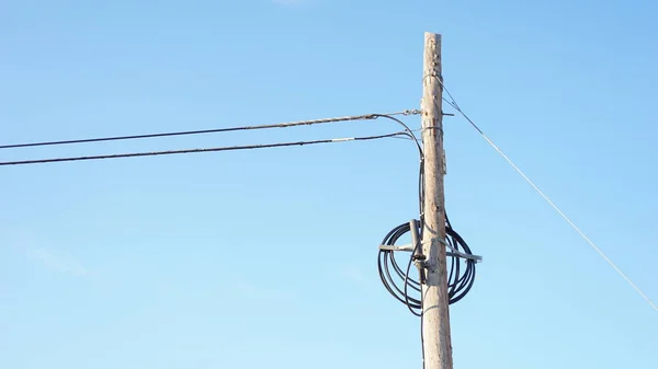 Hölzerner Telefonmast Vor Blauem Himmel — Stockfoto