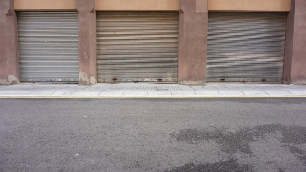 Şehirdeki metal depolama kapıları