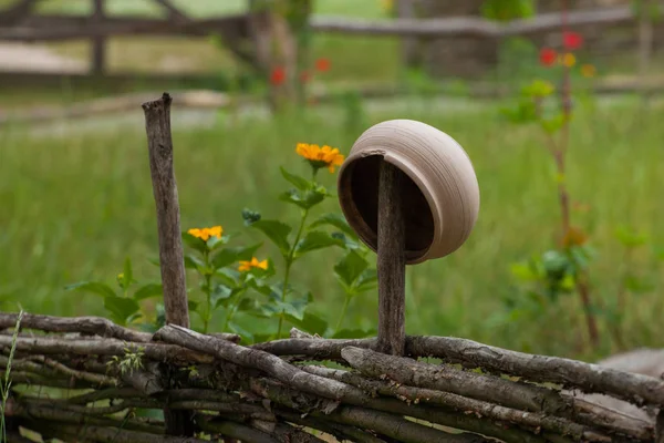 Y tarafından çevrili willow çit asılı vantage seramik toprak kap