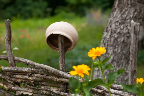 Y tarafından çevrili willow çit asılı vantage seramik toprak kap