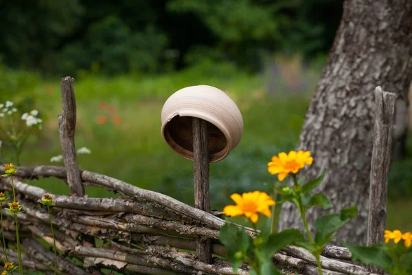 Y tarafından çevrili willow çit asılı vantage seramik toprak kap