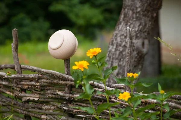 Y tarafından çevrili willow çit asılı vantage seramik toprak kap