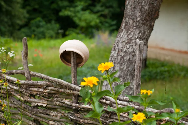 Y tarafından çevrili willow çit asılı vantage seramik toprak kap