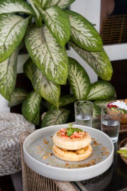 ön plandaki masada çilekli pankekler.