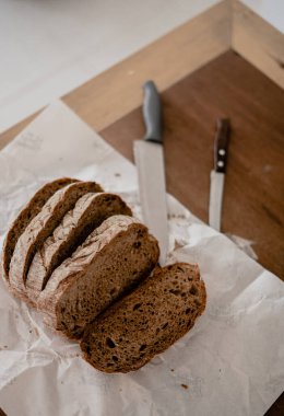Tahta masada dilimlenmiş ekmek.
