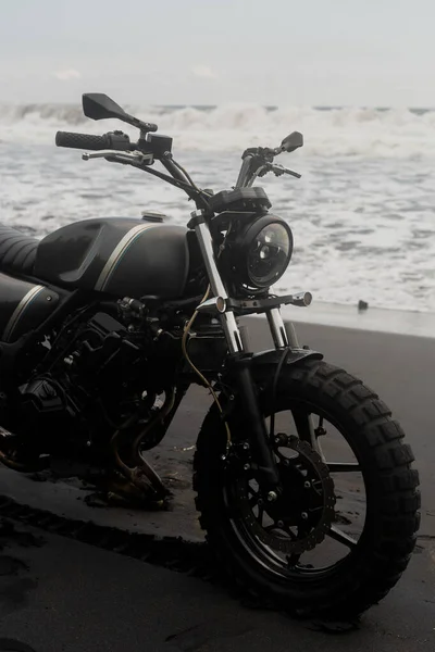 Чорний Мотоцикл Фоні Океану Крупним Планом — стокове фото