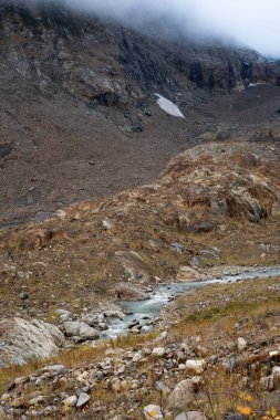Sonbaharda nehir ve dağlarla kaplı dağ manzarası