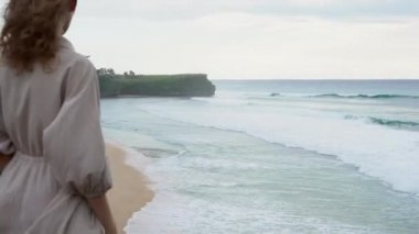 İnsanlarla sahilin manzarası ve yukarıdan okyanus manzarası