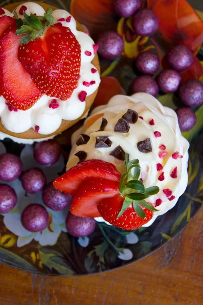 Zwei Kuchen Mit Erdbeeren — Stockfoto