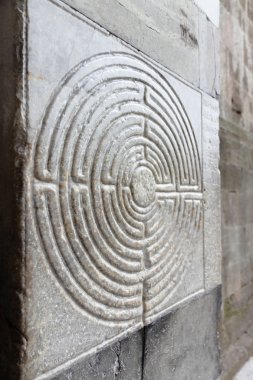 Romanesk kilise cephe üzerinde oyulmuş labirent
