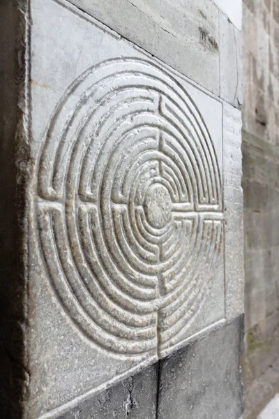 ロマネスク様式の教会の正面に刻まれた迷宮 — ストック写真