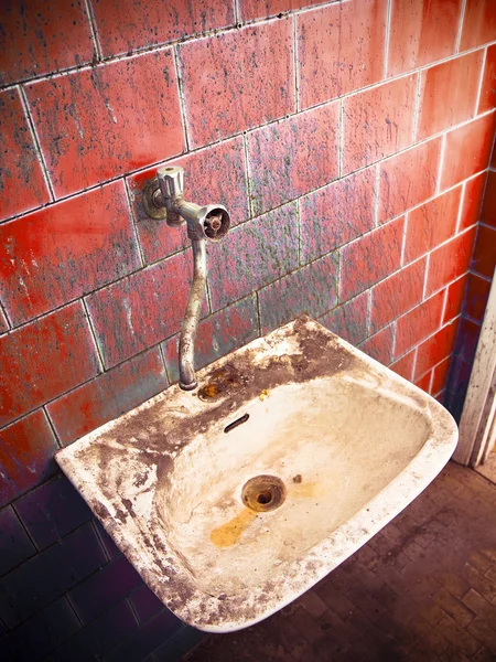 Antiguo lavabo en un baño público abandonado —  Fotos de Stock