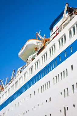 Büyük yolcu gemisi ile mavi arka plan üzerinde filika