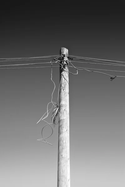 Pólo de telefone de madeira - conceito desconectado — Fotografia de Stock