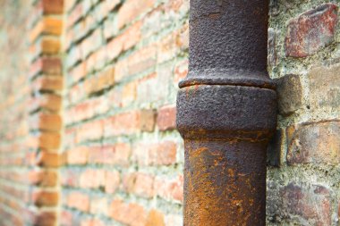 Bir tuğla duvara - downpipe detayını (Toskana - İtalya)