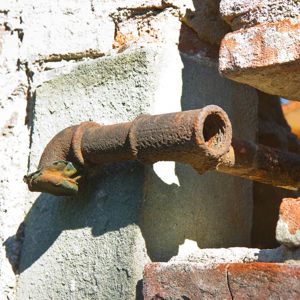 Старые водопроводы перед стеной — стоковое фото