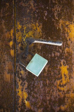 Paslı metal kasa kavramı görüntü kopya alanı ile