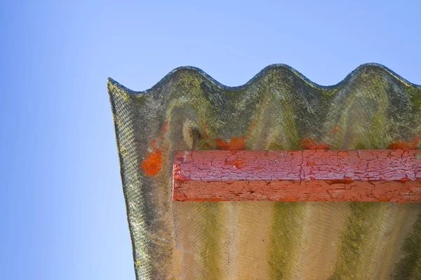 Ξύλινη καλύβα με επικίνδυνη στέγη αμιάντου — Φωτογραφία Αρχείου