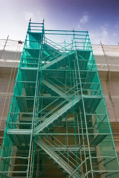 Scaffolding to work on the facade — Stock Photo, Image