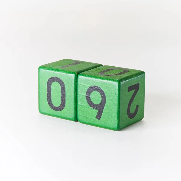 Nummer negen geschreven op een houten groene kubus — Stockfoto