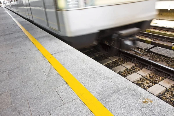 Metro Station in Wien at the moment when the train comes — Stock Photo, Image