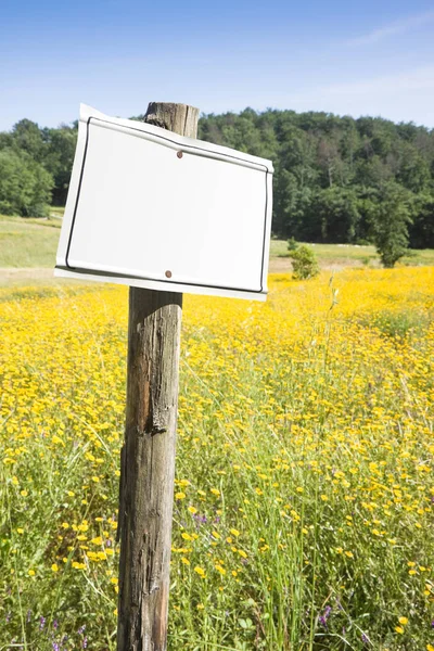 Leeg teken op het platteland - concept afbeelding — Stockfoto