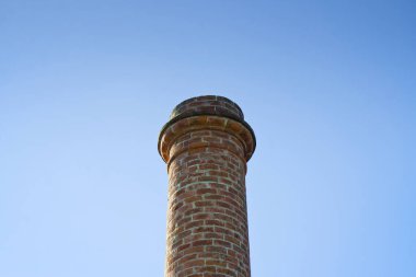 Eski tuğla baca üzerinde sky kopya sapce ile izole