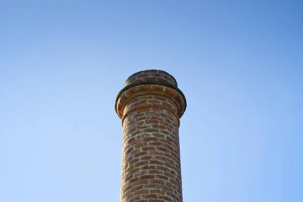 空コピー空間に分離された古いレンガの煙突 — ストック写真