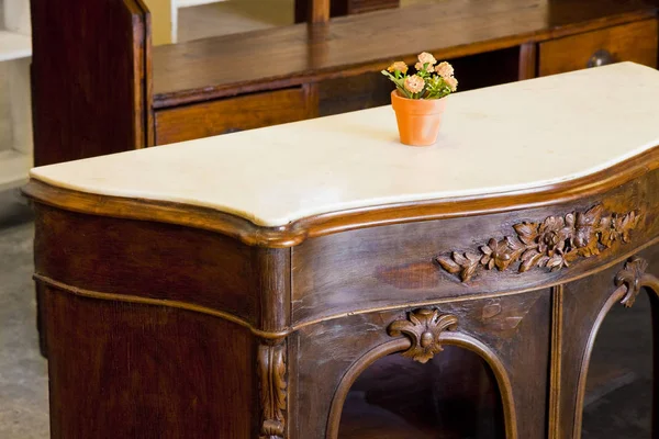 Ayrıntı sadece çiçek süslemeleri ile geri bir antika ahşap İtalyan mobilya