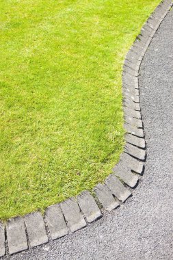 Flowerbed eğrisel şekiller ve taş zemine sahip 