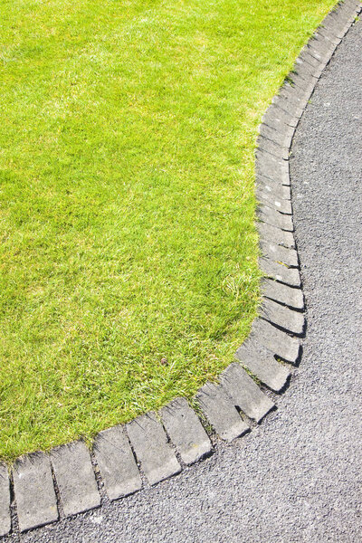 Цветочная кровать с криволинейными формами и каменным полом
 