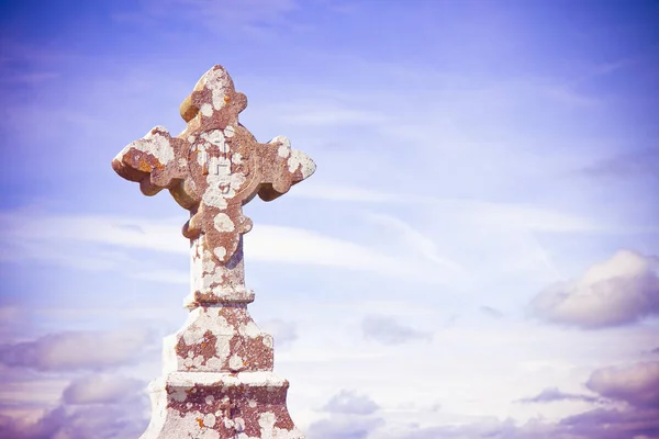 Celtic vytesaný Kamenný kříž na pozadí oblohy - tónovaný obrázek — Stock fotografie
