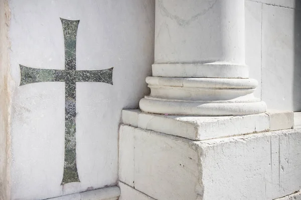 Christian Krzyż Inkrustowaną Marmurowe Ściany Katedry Lucca — Zdjęcie stockowe