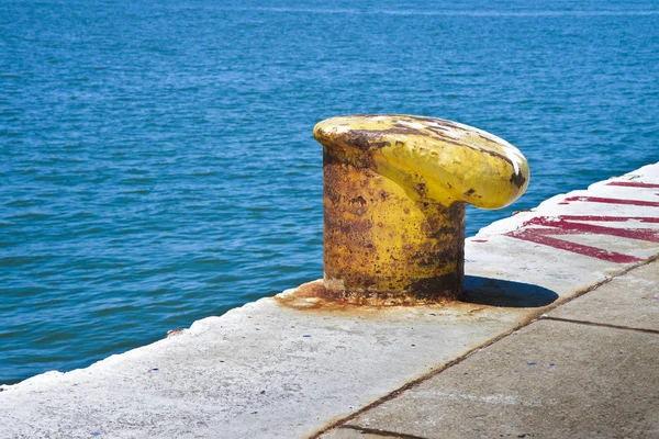 係留ボートのための黄色のクリート コンセプトイメージ — ストック写真