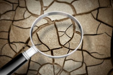 Kırık zemin büyüteçle görülebiliyor. 