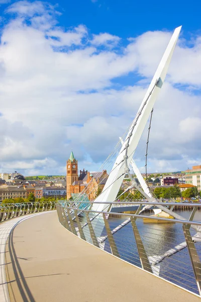 Miejskich skyline miasta Derry (również o nazwie Londonderry) w malowniczej — Zdjęcie stockowe