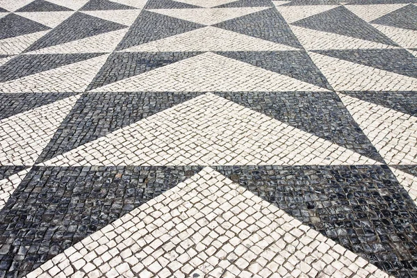 Typisch portugiesischer Fußboden aus kleinen schwarz-weißen Stücken — Stockfoto