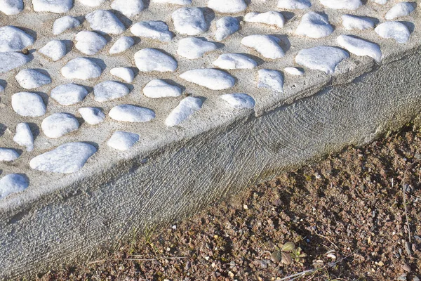 Construction d'un pavé de galets de pierre avec un sto blanc arrondi — Photo