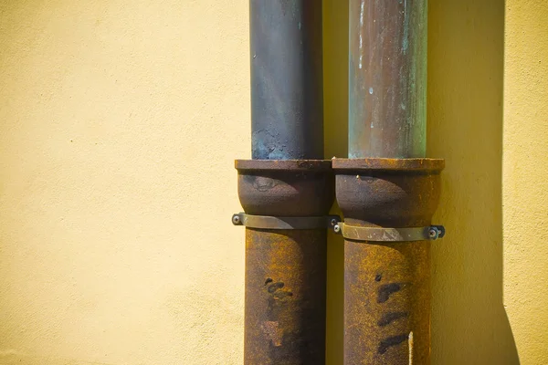Detalle de par de tuberías de cobre y hierro fundido en un colorido f — Foto de Stock
