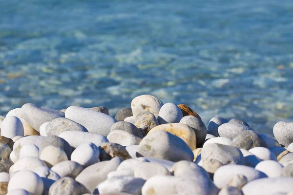 Piedras blancas redondeadas con agua fresca transparente — Foto de Stock