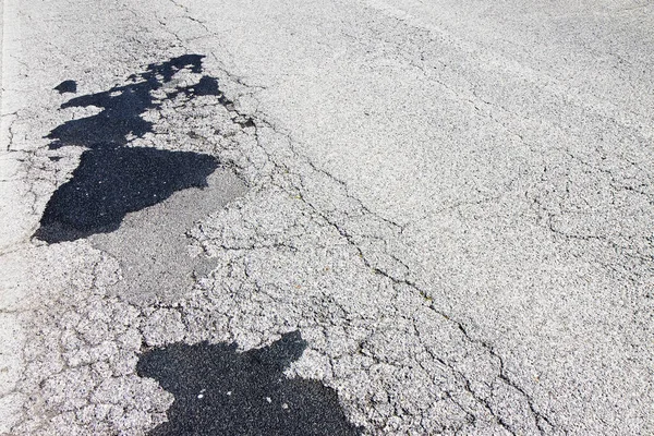 Eski hasarlı asfalt yol arkaplanı — Stok fotoğraf