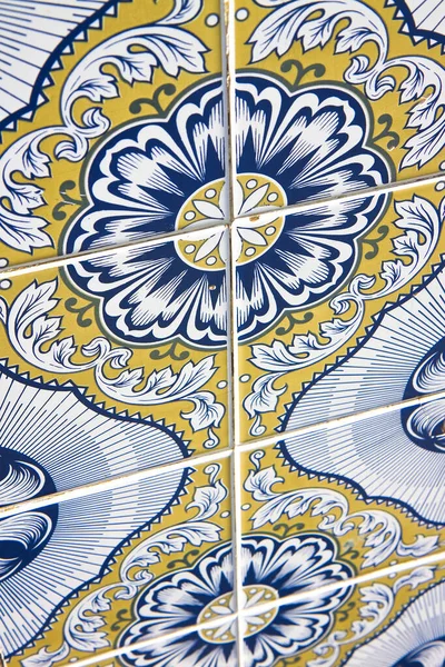 Типичные португальские украшения с цветной керамической плиткой - перцы — стоковое фото