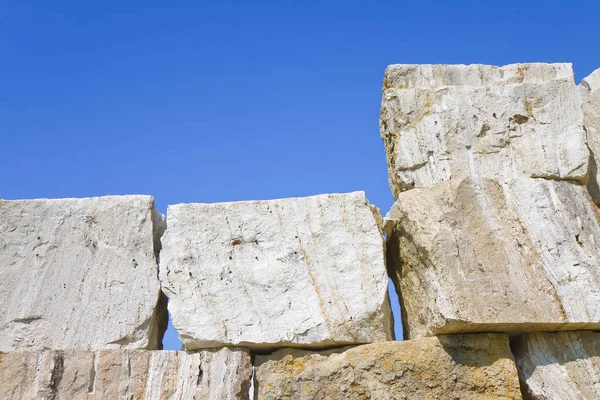 Grandes bloques de piedra superpuestos de fondo —  Fotos de Stock